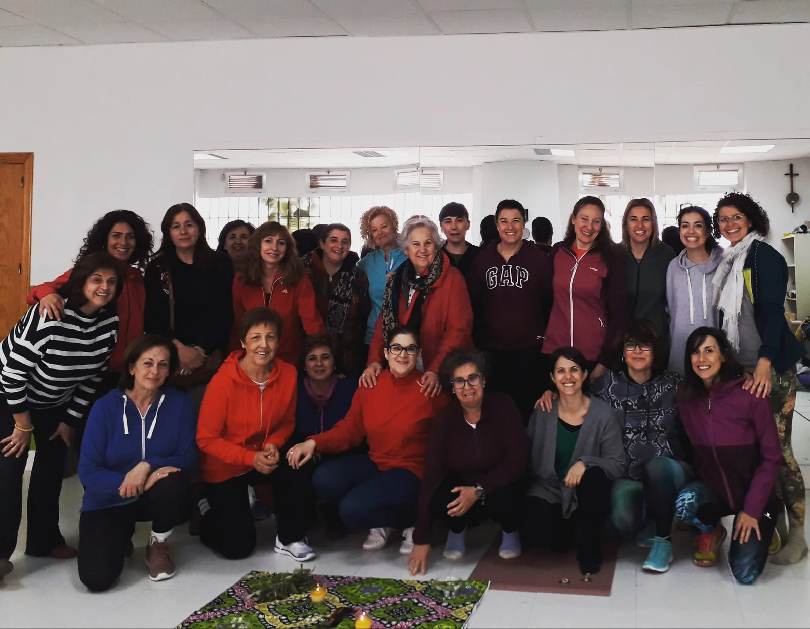 Grupo numeroso de mujeres sonriendo juntas al final de un Círculo de Mujeres