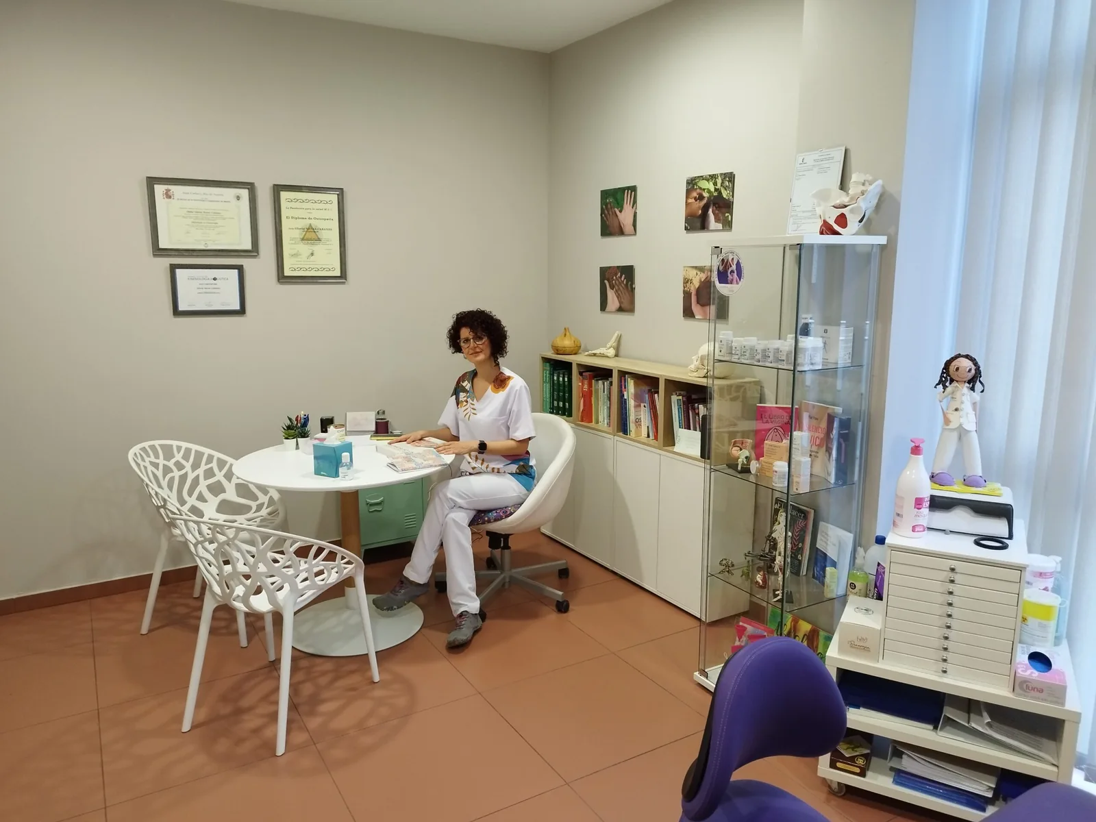 Gloria Navas en su consulta